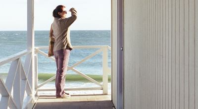 Woman outside her beach house look out at the sea view. Discover Nouryon’ s portfolio of thickeners, stabilizers, water retaining agents, lightweight fillers and more for water-based decorative paints and coatings.